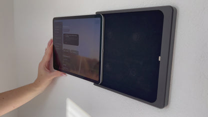 Video zeigt, wie ein iPad seitlich in die NOVA ELITE Wandhalterung eingeschoben und sicher fixiert wird